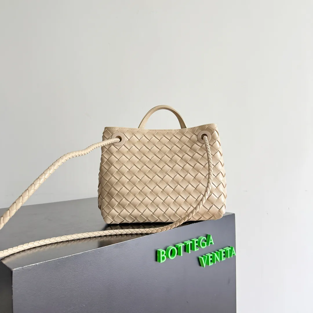 The new Andiamo batch of 3060 BV is shipped‼ ️The classic intercciato weaving process is used to create a soft bag, the metal knot is made of micro-cast aluminum using jewelry technology🪢, and the decorative beads are made of metal and hand-polished oak, allowing you to jump repeatedly between elegance and fun💃, making it unpredictable. Classic and versatile, it shows off your temperament, and the bag has a large capacity, making it very convenient for daily commuting! It has a variety of carrying methods, the shoulder straps can be adjusted by yourself, the original lambskin feels soft and delicate, and the unisex style breaks gender boundaries and brings a more practical and long-lasting use experience. The Andiamo, which has both elegant and casual styles, perfectly interprets the "fashionable old money style". Style number: 743568+wood hardware Color: light brown Size: 25*22*10.5cm